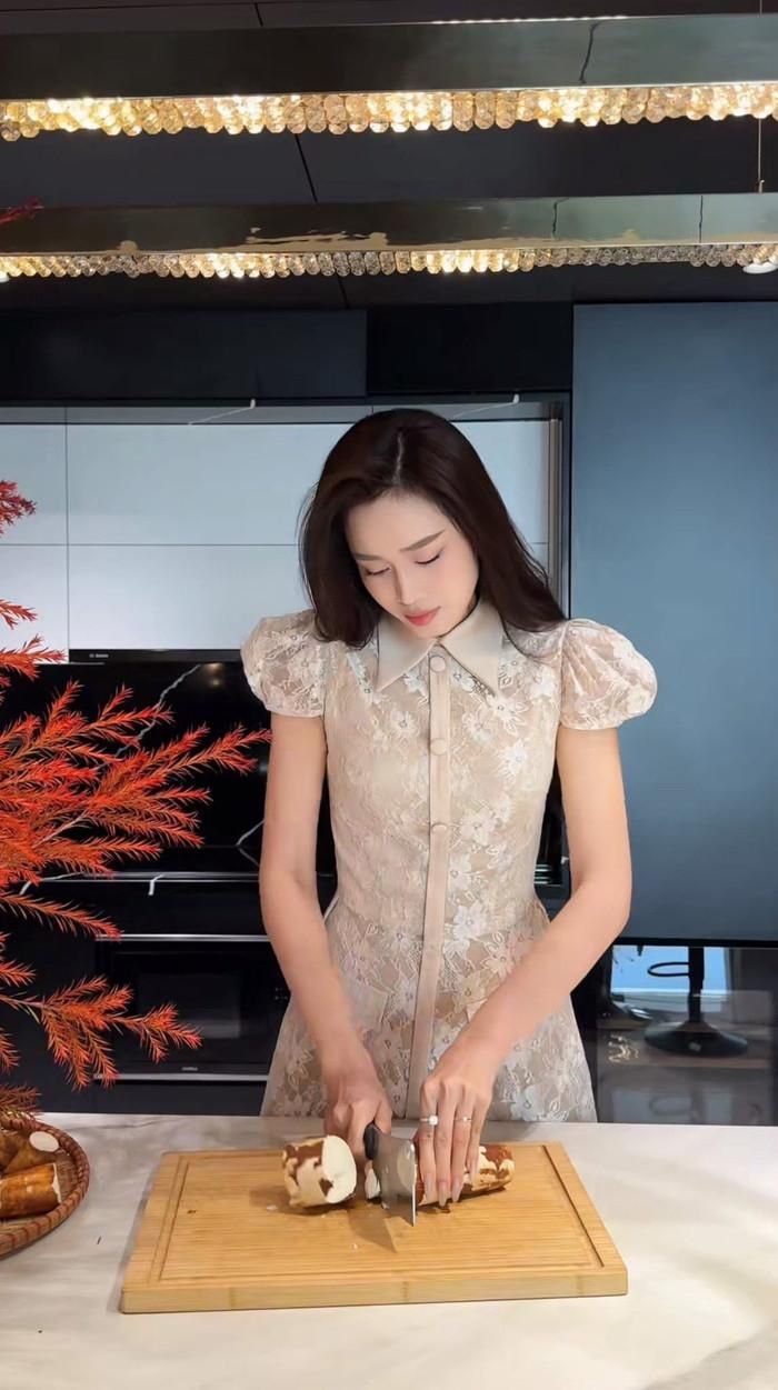 Gần đây, cô tiết lộ khoảnh khắc vào bếp làm món chè mochi sắn dẻo, thu hút gần 500.000 lượt yêu thích trên TikTok. Người đẹp nhận xét công thức này cho ra thành phẩm mochi dẻo, thơm mùi sắn, còn phần nước cốt dừa béo ngậy "siêu ngon". Trong clip, Đỗ Hà xuất hiện với trang phục giản dị, gương mặt gần như không trang điểm đậm, vừa làm bếp vừa trò chuyện nhỏ nhẹ với người xem. Từng công đoạn chế biến món chè được nàng hậu thực hiện chậm rãi, cẩn thận, tạo cảm giác dễ chịu, đúng tinh thần “chữa lành” mà nhiều video nấu ăn trên mạng xã hội đang hướng tới.