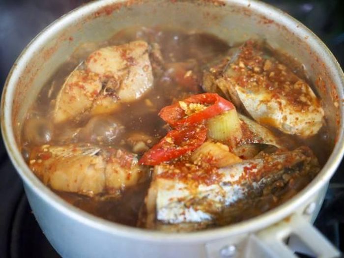 Nước sôi 100°C giúp duy trì nhiệt độ nồi kho liên tục, khóa chặt độ ngọt tự nhiên bên trong thớ thịt cá.