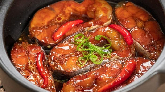 Bí quyết kho cá thịt chắc, xương nhừ, đậm đà màu cánh gián đẹp mắt và hoàn toàn không bị tanh nhờ kỹ thuật ướp đúng thời gian và chêm nước nóng đúng cách. Ảnh minh họa: iStock