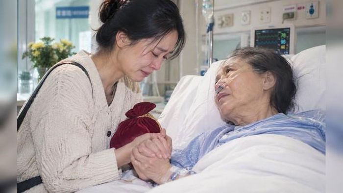 Nắm chặt bàn tay mẹ chồng trên giường bệnh cùng chiếc túi nhung đỏ, người con dâu bật khóc khi biết được sự thật đằng sau 7 năm bị đối xử lạnh nhạt. Ảnh minh họa