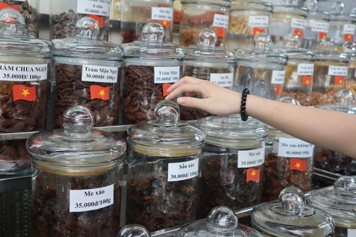 Ô mai bán theo 100g, niêm yết giá tại quầy Tiến Thịnh. Ảnh: Linh Thảo.