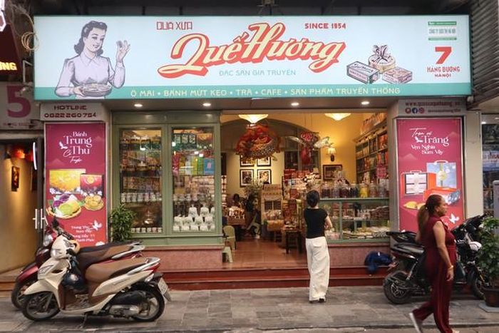 Cửa hàng Quà Xưa Quế Hương tại số 7 Hàng Đường. Ảnh: Linh Thảo.