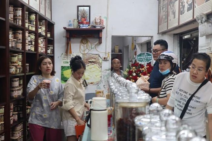 Hoạt động lựa chọn và mua ô mai tại Tiến Thịnh. Ảnh: Linh Thảo
