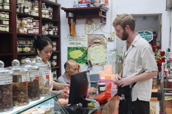 Khách thanh toán sản phẩm tại quầy Tiến Thịnh. Ảnh: Linh Thảo