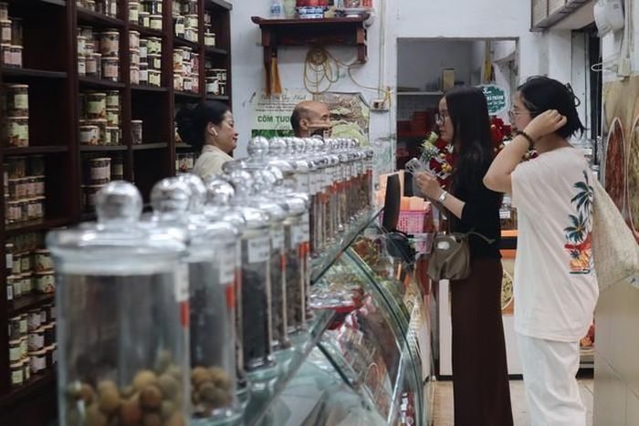 Khách hàng trao đổi và chọn sản phẩm tại Tiến Thịnh. Ảnh: Linh Thảo