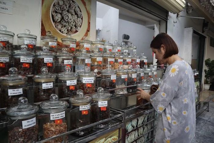 Nhân viên sắp xếp quầy hàng ô mai tại Tiến Thịnh. Ảnh: Linh Thảo