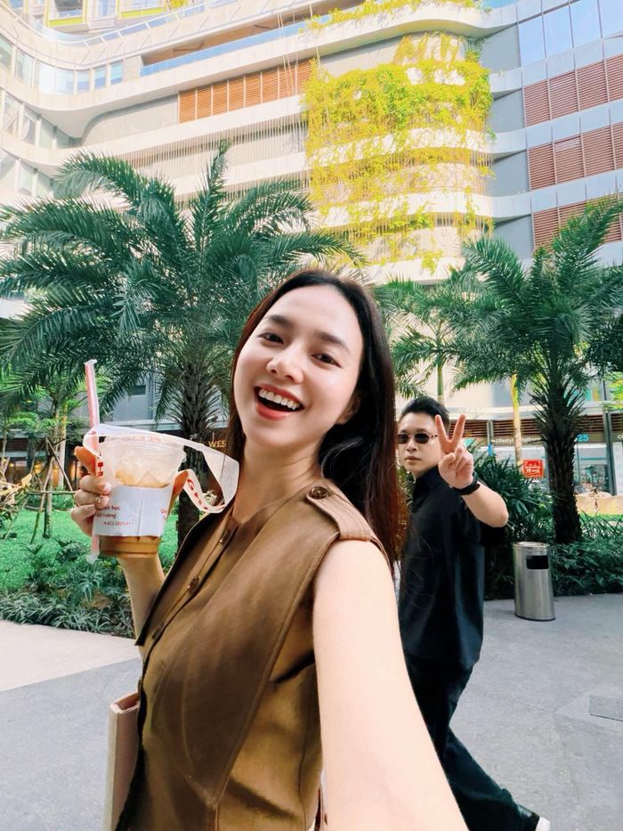 Không chỉ hợp với những bộ váy bánh bèo, Đinh Ngọc Diệp còn cực kỳ cuốn hút khi thử sức với phong cách hiện đại, dù có tông nâu trầm kén da.