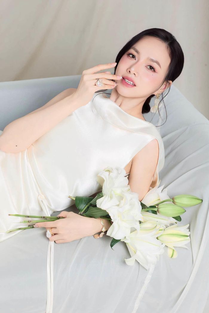 Trong bộ ảnh mới, Đinh Ngọc Diệp dễ dàng ghi điểm với chiếc đầm trắng không tay, điểm nhấn là phần cổ thuyền buông lơi. 