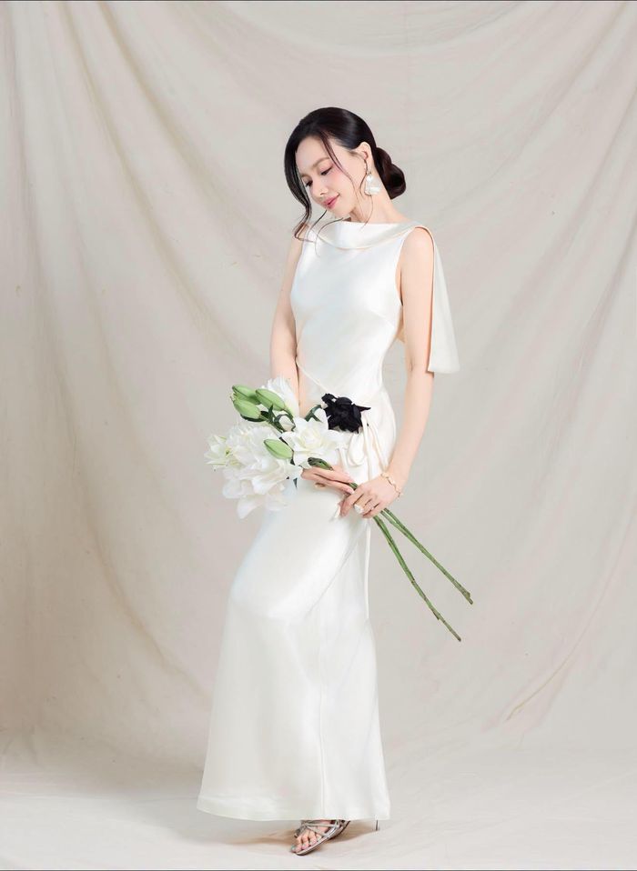 Không chỉ giữ được gương mặt tươi tắn, vóc dáng thon thả cùng thần thái rạng rỡ, bà xã đạo diễn Victor Vũ còn khiến hội chị em mê mẩn bởi gu thời trang ngày càng trẻ trung, sành điệu.