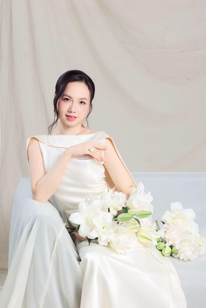 Phần áo có phom dáng gọn gàng giúp tôn đường nét cơ thể, trong khi chân váy dài mềm rủ lại mang đến cảm giác nhẹ nhàng, thanh thoát. 