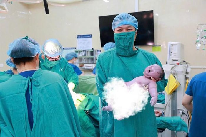 Em bé nặng 5,4 kg được chào đời an toàn. Ảnh: BVCC.