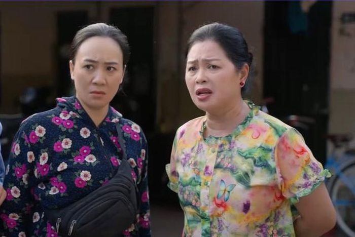 Người trong xóm trọ bàn tán về chuyện Trâm ở chung phòng với Phong. Ảnh VTV