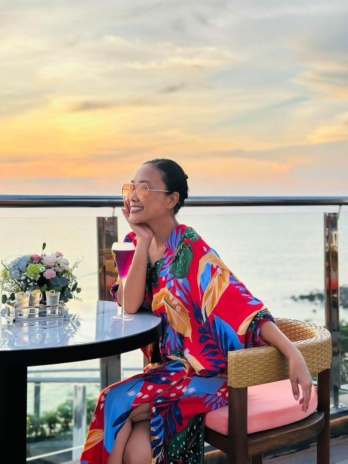 Trong những bức hình, nữ ca sĩ diện trang phục họa tiết nhiệt đới nổi bật. Doanh nhân Johan Wicklund chọn áo đơn giản, con gái Sol mặc váy trắng. Cả nhà quây quần bên bàn ăn hướng biển, cùng nâng ly và lưu lại kỷ niệm khi bầu trời chuyển sắc vàng, cam, hồng.