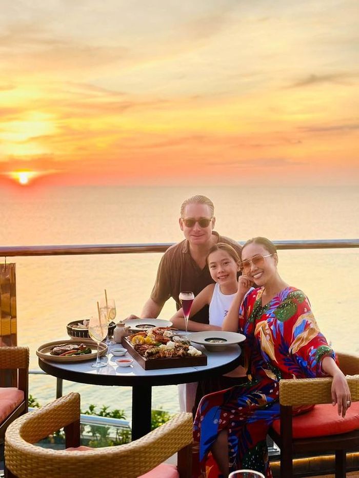 Mới đây, Đoan Trang chia sẻ loạt ảnh gia đình nghỉ dưỡng tại Phú Quốc. Khung cảnh hoàng hôn rực rỡ trên biển cùng những khoảnh khắc hạnh phúc của ba thành viên tạo nên bộ ảnh ngập tràn sắc màu và cảm xúc.