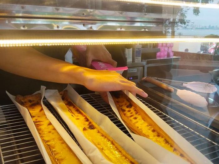 Ngoại hình độc đáo của bánh tart trứng siêu dài