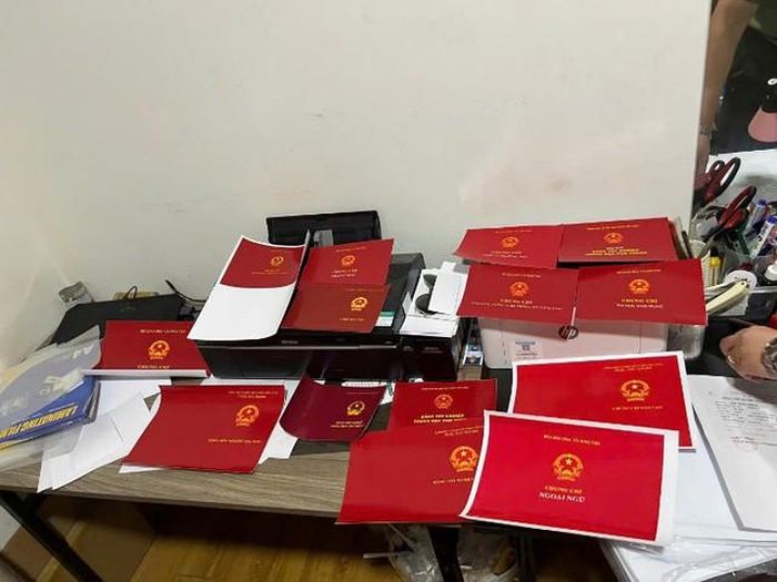 Lực lượng Công an tiến hành khám xét, thu giữ nhiều phôi bằng giả.
