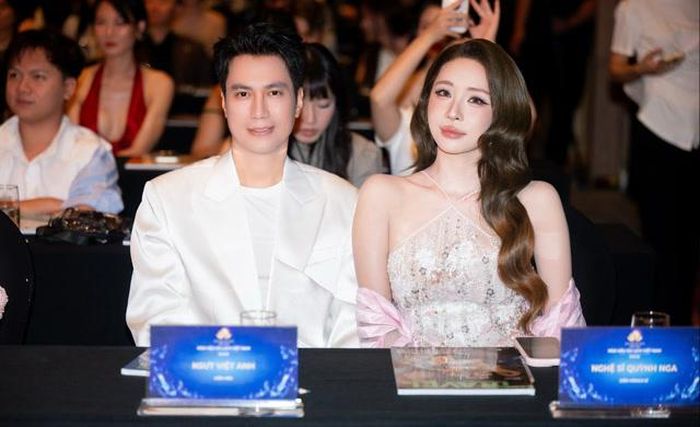 NSƯT Việt Anh cùng bạn gái là diễn viên Quỳnh Nga tại buổi họp báo.