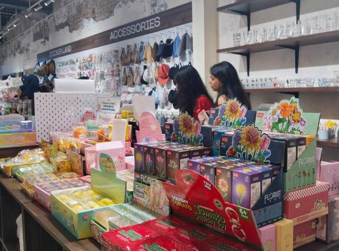 Người mua tìm hiểu các mẫu squishy tại cửa hàng.
