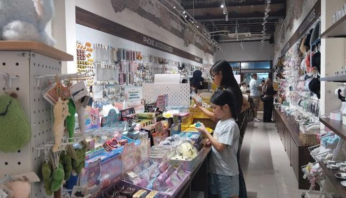 Khách hàng lựa chọn giữa các mẫu squishy