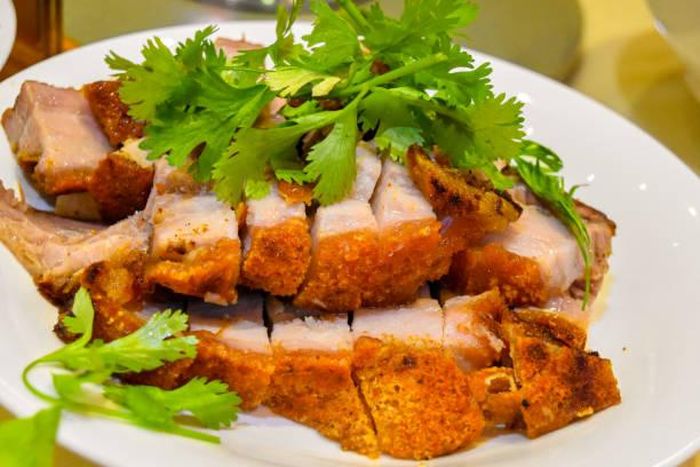 Thành phẩm thịt ba chỉ quay da giòn nổ xốp, thớ thịt bên trong mọng nước là món ăn hấp dẫn ngày cuối tuần.