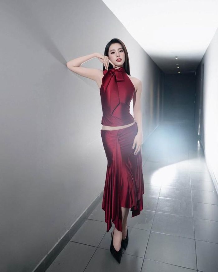 Hoa hậu Trần Tiểu Vy thu hút sự chú ý với hình ảnh gợi cảm cùng nhan sắc cuốn hút.