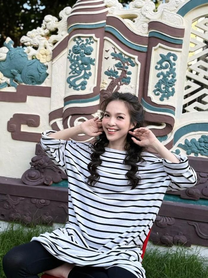 Ca sĩ Hiền Thục khiến người hâm mộ trầm trồ trước nhan sắc tươi trẻ ở tuổi U50 trong loạt ảnh mới được cô đăng tải trên trang cá nhân.