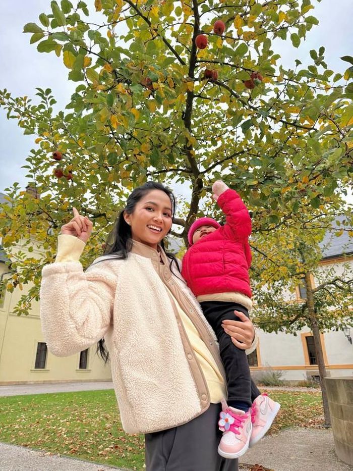 Hoa hậu H'Hen Niê chia sẻ khoảnh khắc hạnh phúc bên con gái trong chuyến du lịch, tham quan nhiều nơi ở Cộng hòa Czech.