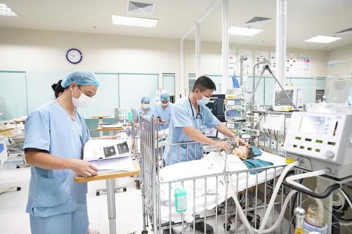 Bác sĩ Bệnh viện Nhi Trung ương thăm khám cho trẻ sau ca ghép gan. Ảnh BVCC