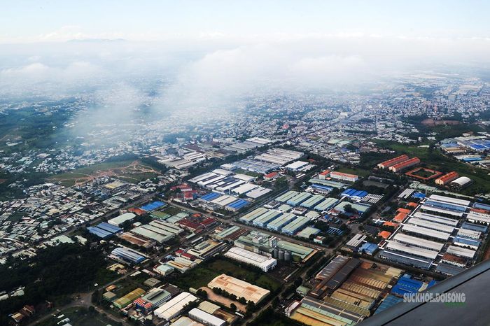 Những mái nhà xưởng san sát, xen giữa các khu dân cư tại Biên Hòa, thành phố Đồng Nai. Ảnh: Tuấn Anh