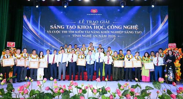 Lãnh đạo tỉnh Nghệ An trao giải, chúc mừng các tác giả, nhóm tác giả có công trình khoa học, công nghệ và dự án khởi nghiệp sáng tạo xuất sắc năm 2026. ẢNH: T.C.