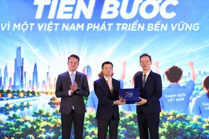Ông Nguyễn Minh Triết, Ủy viên dự khuyết BCH Trung ương Đảng, Bí thư Thường trực Trung ương Đoàn, Chủ tịch Trung ương Hội Sinh viên Việt Nam; ông Nguyễn Kim Quy, Bí thư Trung ương Đoàn, Chủ tịch Trung ương Hội LHTN Việt Nam tặng quà lưu niệm cho ông Saravoot Yoovidhy. Ảnh: Đăng Hải