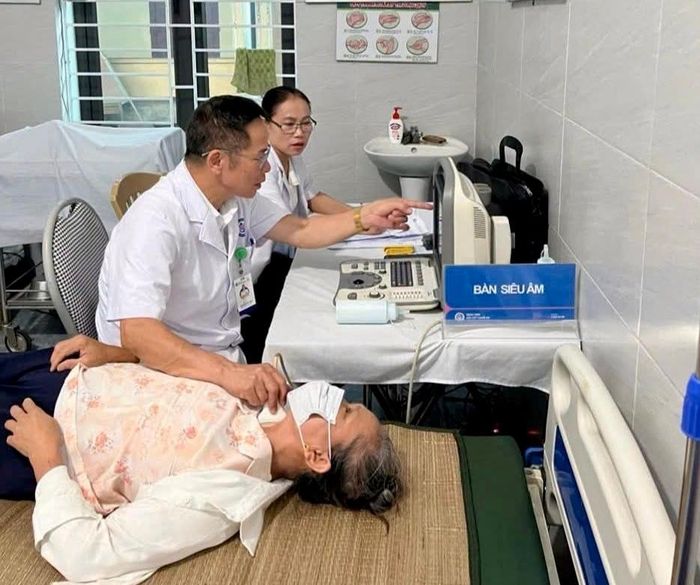 Cán bộ, y bác sĩ Bệnh viện Nội tiết Nghệ An khám sàng lọc miễn phí các bệnh lý không lây nhiễm cho người dân. Ảnh: CSCC.