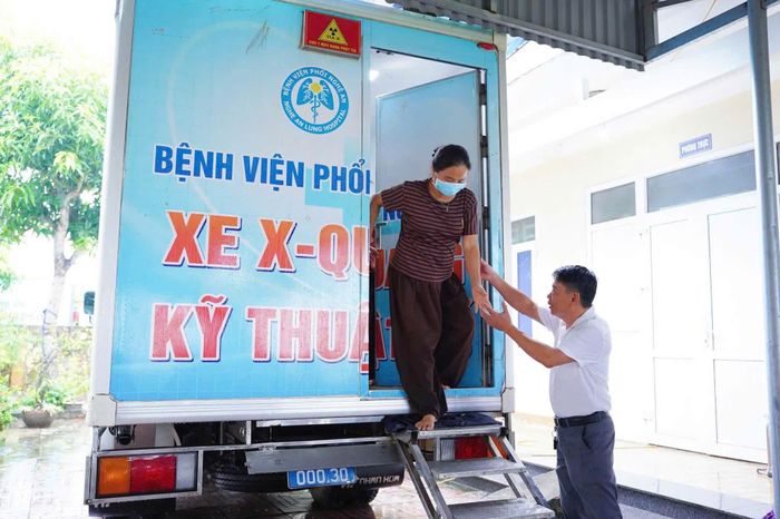 Việc đưa trang thiết bị hiện đại và đội ngũ chuyên môn về tận xã, phường giúp phát hiện sớm những trường hợp mắc bệnh nhưng chưa có triệu chứng rõ ràng trong cộng đồng. Ảnh: CSCC.