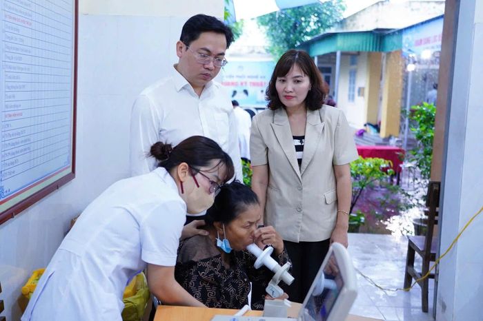 Giám đốc Bệnh viện Phổi Nghệ An thăm hỏi người dân trong buổi khám sàng lọc tại cơ sở. Ảnh: CSCC.