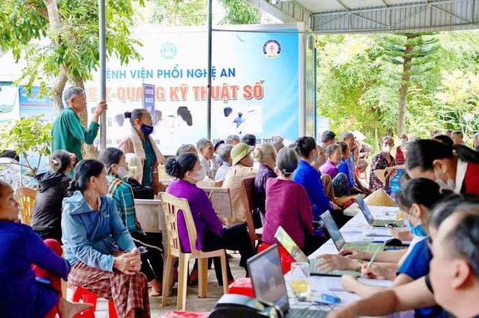 Chỉ trong 4 ngày, đoàn công tác Bệnh viện Phổi Nghệ An khám và chụp X-quang cho 3.155 người dân tại các xã thuộc khu vực Anh Sơn cũ. Ảnh: CSCC.