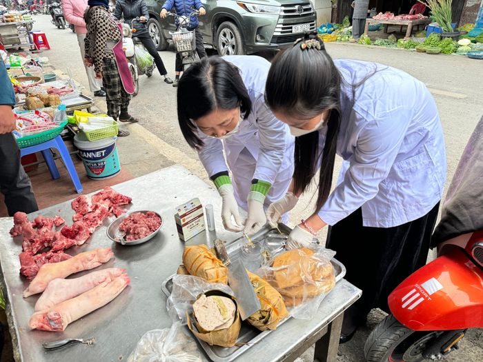 hải phòng tăng cường kiểm tra an toàn thực phẩm thức ăn đường phố. Ảnh TS-ML