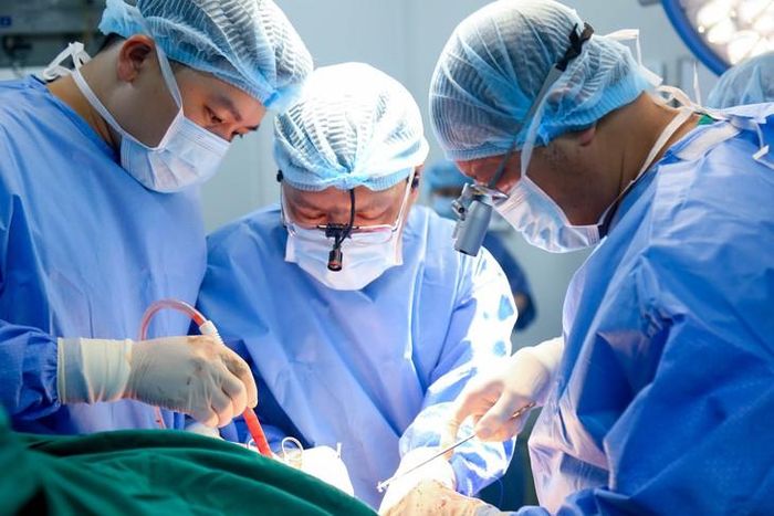 Các bác sĩ thực hiện ghép tạng tại Bệnh viện Hữu nghị Việt Đức. Ảnh: BVCC