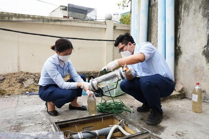 Cán bộ CDC giám sát bọ gậy trong khu dân cư. Ảnh: CDC Quảng Ninh.