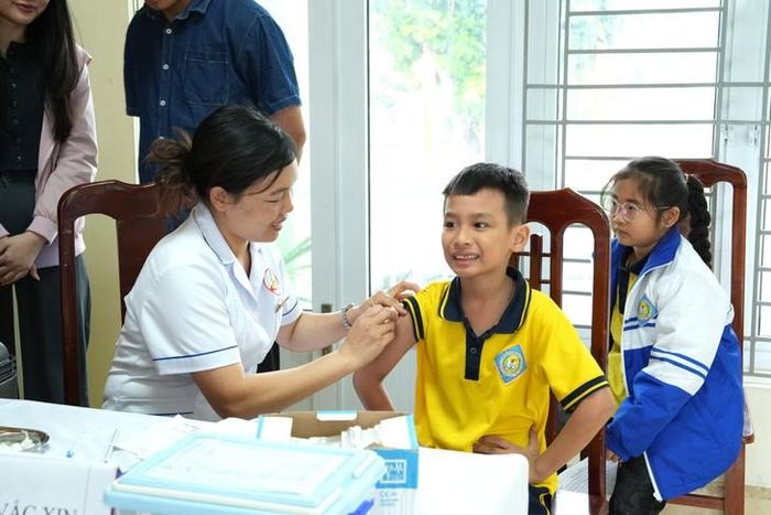 Tiêm vaccine Td ở trẻ 7 tuổi nhằm tiếp tục duy trì miễn dịch. Ảnh: CDC Quảng Ninh.