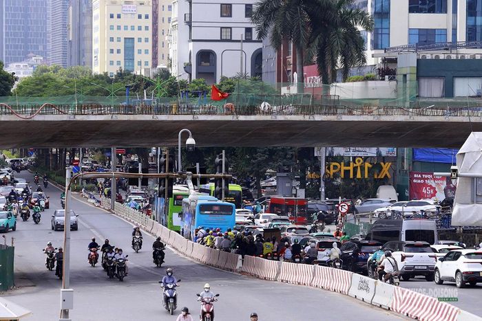 Dòng phương tiện đông đúc qua khu vực đang thi công cầu vượt. Ảnh: Tuấn Anh
