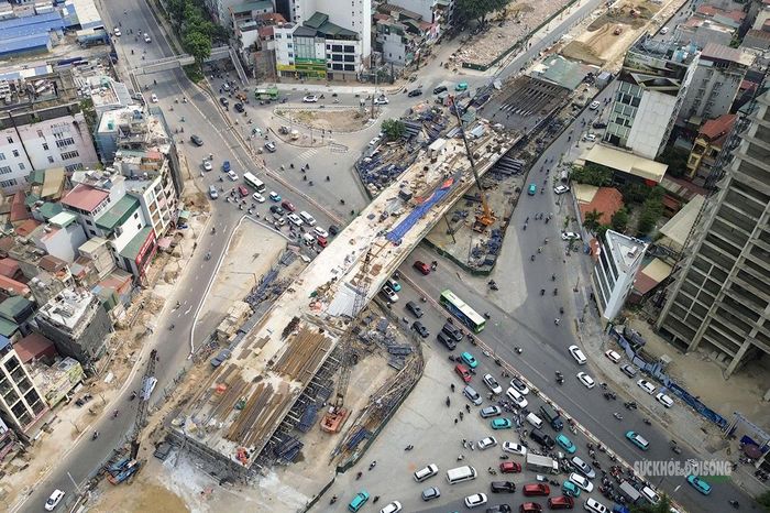 Mặt cầu đang được thi công, trong khi giao thông phía dưới vẫn duy trì. Ảnh: Tuấn Anh