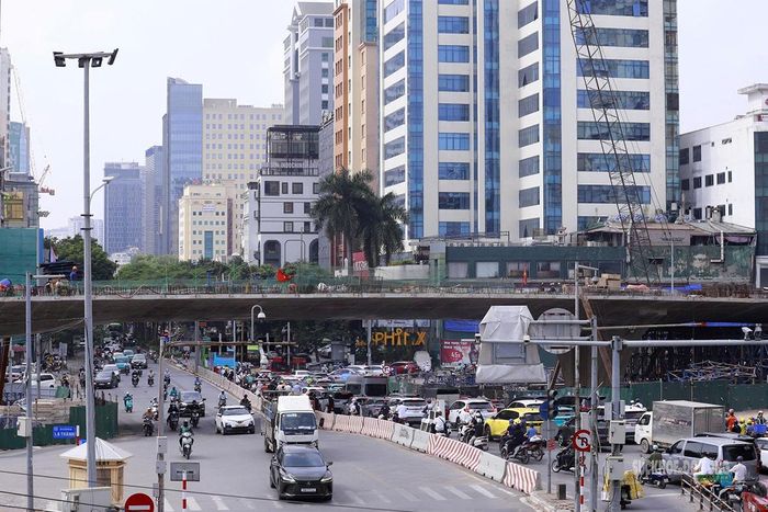 Kết cấu cầu vượt đã thành hình, trong khi các phương tiện tiếp tục lưu thông phía dưới. Ảnh: Tuấn Anh