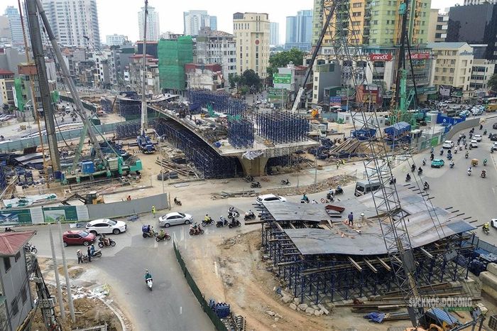 Nhiều mũi thi công được triển khai đồng thời trên công trường cầu vượt. Ảnh: Tuấn Anh