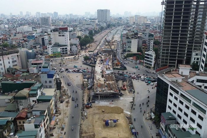 Toàn cảnh công trường cầu vượt nhìn từ trên cao, giữa các tuyến phố đông đúc. Ảnh: Tuấn Anh