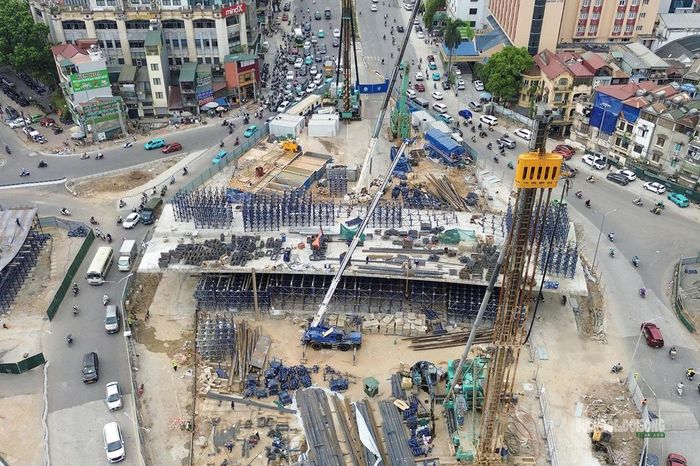 Máy móc, thiết bị và hệ thống giàn giáo tập trung tại khu vực thi công kết cấu cầu. Ảnh: Tuấn Anh