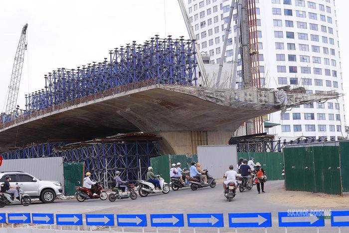 Hệ thống giàn giáo, ván khuôn và kết cấu bê tông được lắp dựng tại công trường. Ảnh: Tuấn Anh