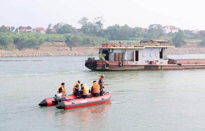 Cơ quan chức năng tìm kiếm thi thể 2 mẹ con chị H. Ảnh: Công an tỉnh Phú Thọ.