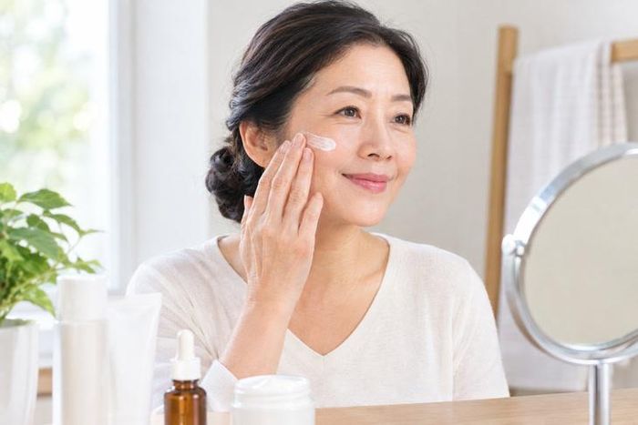 Phụ nữ trên 50 tuổi cần thực hiện các bước chăm sóc da hàng ngày để làn da luôn rạng rỡ. Ảnh minh họa AI.