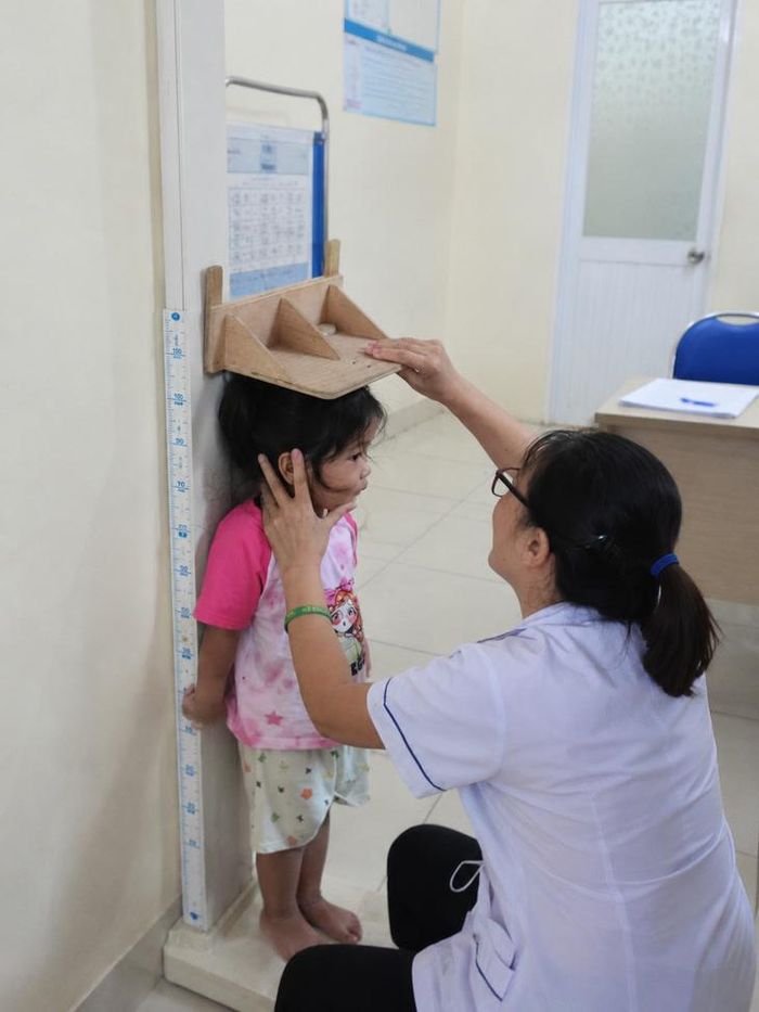 Đo chiều cao định kỳ giúp theo dõi tốc độ tăng trưởng của trẻ, góp phần phát hiện sớm những bất thường về phát triển thể chất và nguy cơ suy dinh dưỡng. Ảnh: Phương Nga.