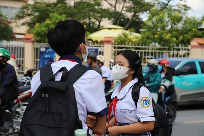 Sau khi tuyên truyền về bệnh người dân và học sinh đã đeo khẩu trang để phòng bệnh. Ảnh: P.Thương.